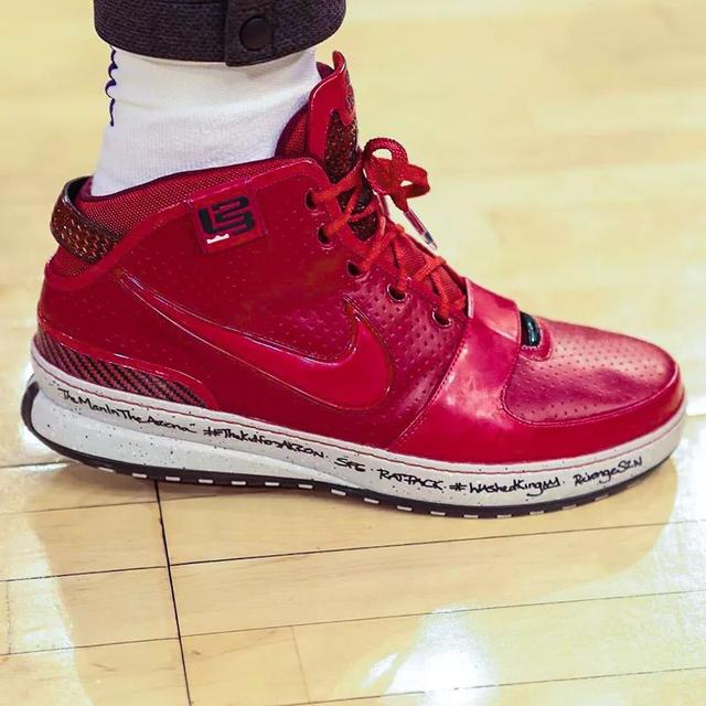 詹姆斯今日上脚lebron6经典战靴有望复刻