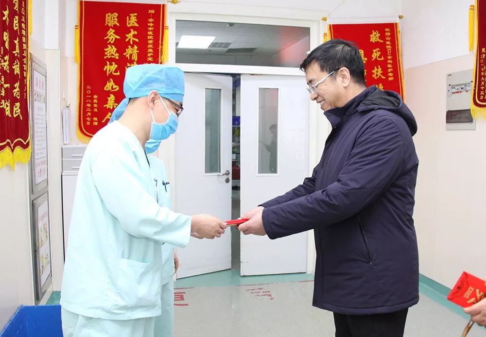 赤峰市医院领导班子给除夕夜值班的工作人员送上新春祝福