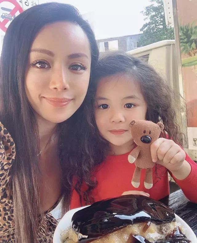 祸不单行39岁女星双胞胎儿子语言迟缓忧心忡忡长女又患自闭症仍在治疗