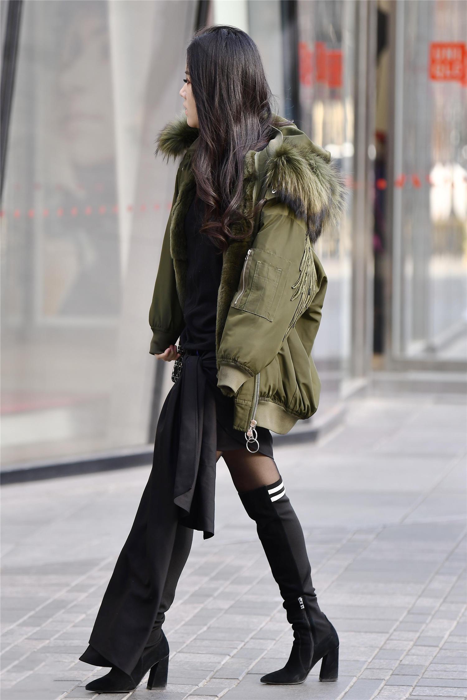 冬季的长靴身材苗条的姑娘才会搭配出秀气展现气质
