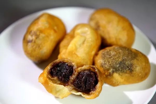 之后才可以包做春卷时要先把所有馅料炒熟而甜的则以豆沙馅为代表咸的