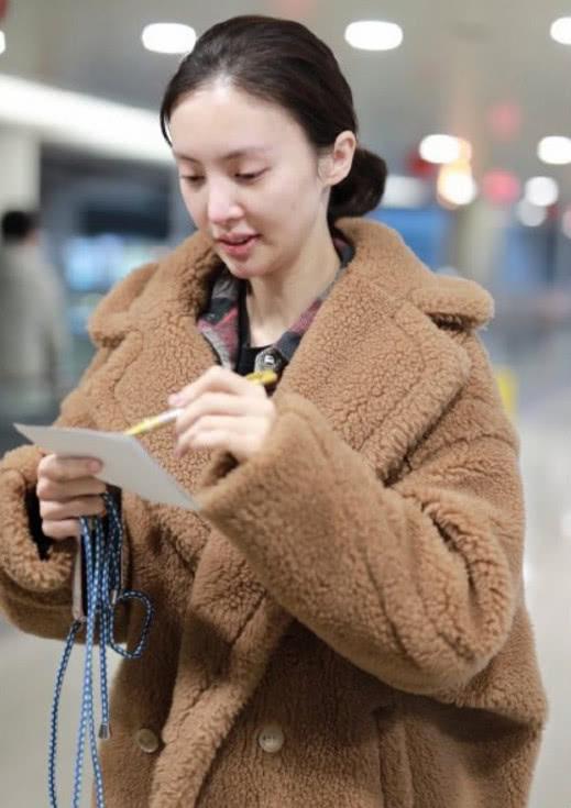 金晨纯素颜走机场,穿过气外套依旧自信满满,这才懂了邓伦的眼光_类型