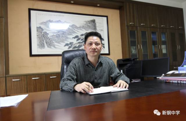 迎新庚子年鼠来送福气校长胡爱根党委书记余俊辉代表新钢中学给大家