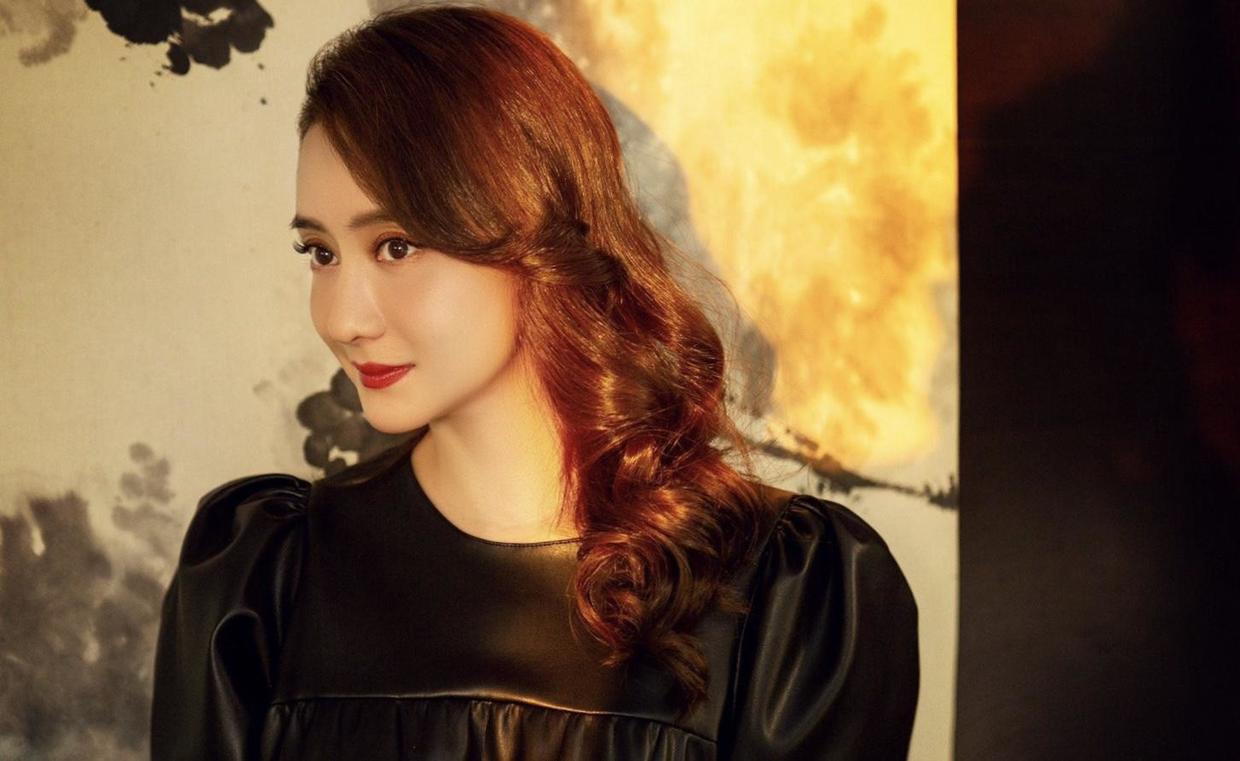 原创45岁陈德容再现第一美女风采皮衣配半身裙保暖显瘦又洋气