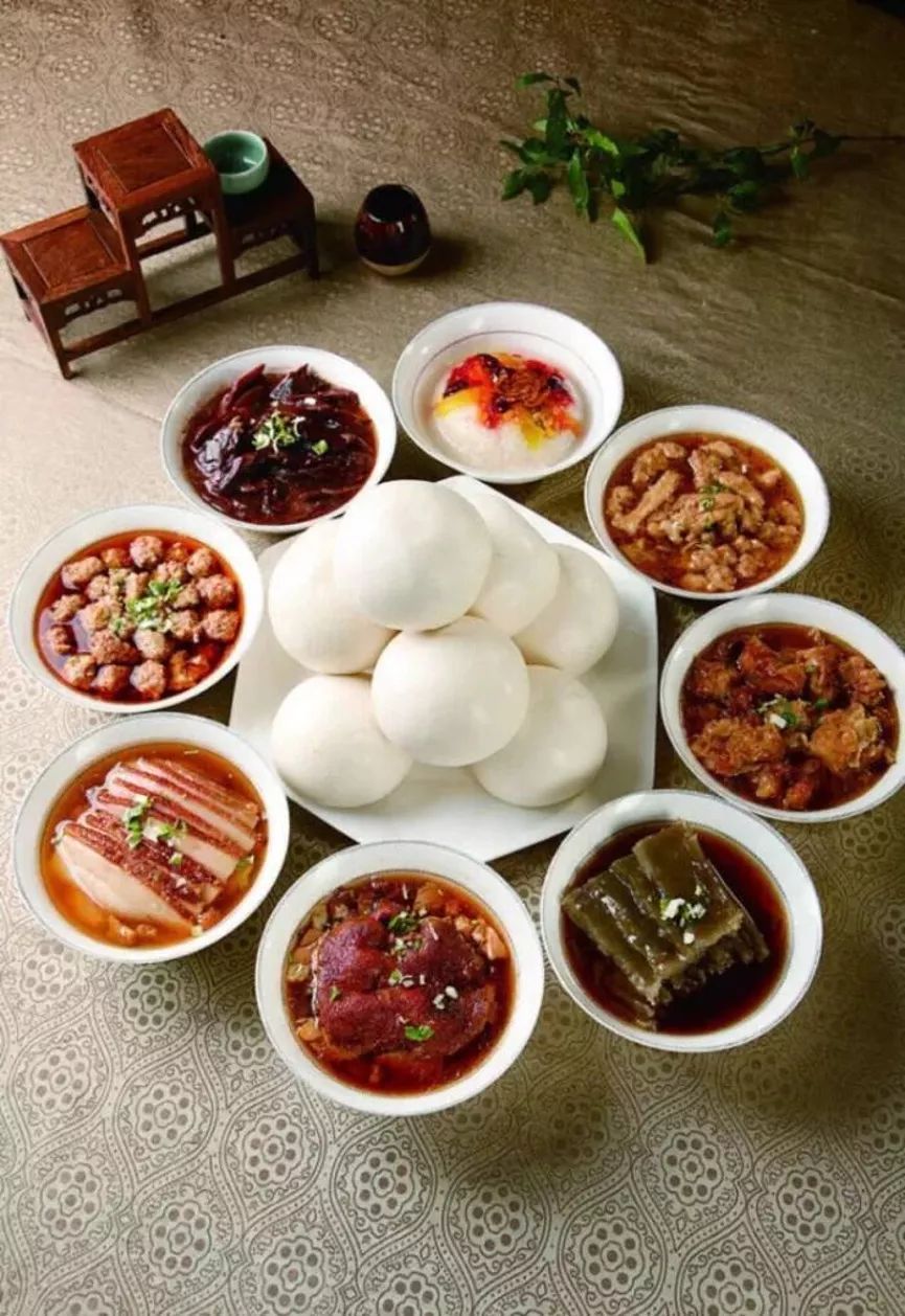 八仙桌,坐八客食八菜的关中"八大碗"寄托了老人对子女美好祝愿的花馍