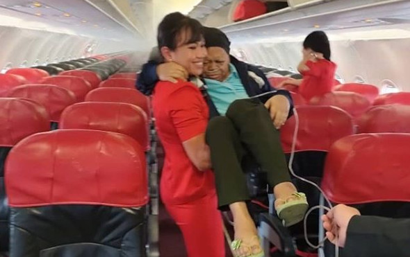 乘客插鼻胃管 空姐一把"公主抱"下机 航空公司老板狂赞