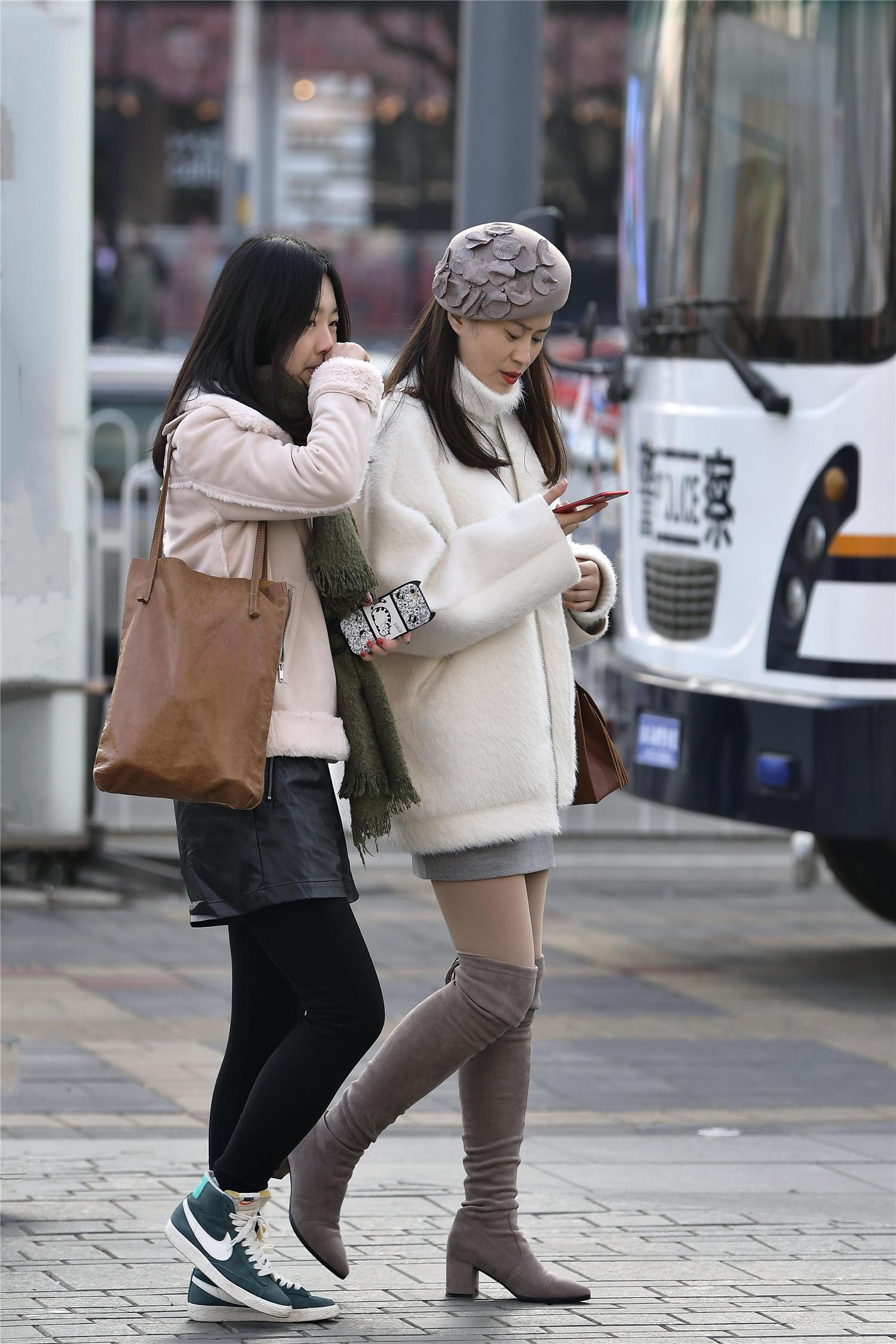 冬季的长靴,身材苗条的姑娘,才会搭配出秀气展现气质