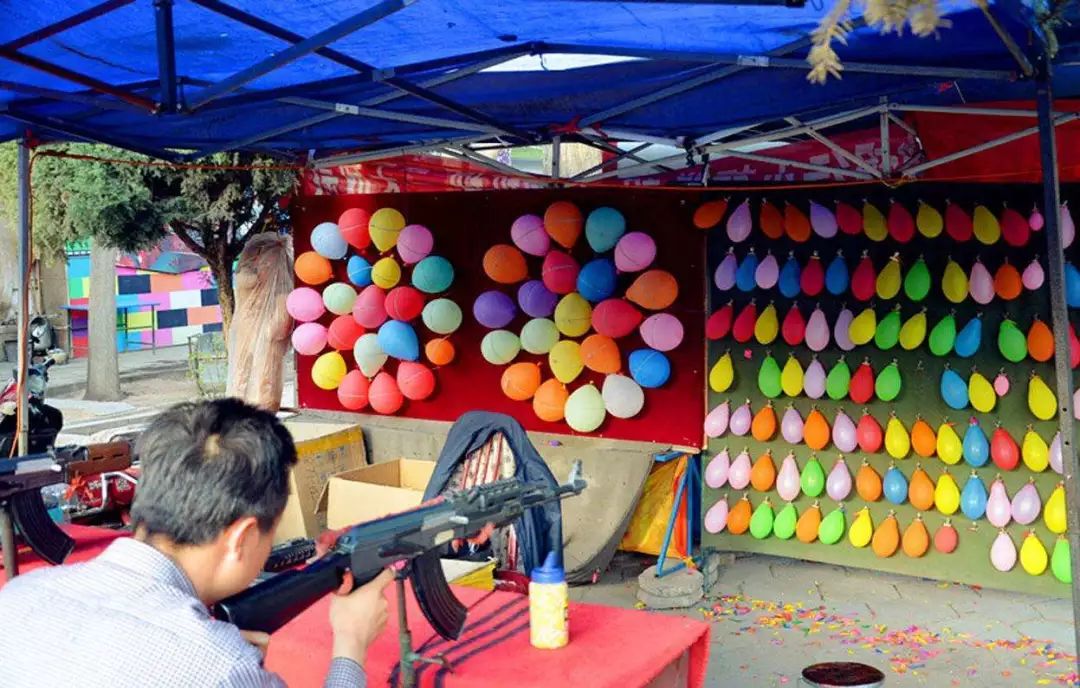 退休了,闲得无事,摆这个烟摊,一来挣点小钱,二来聊以打发这虚无的光阴