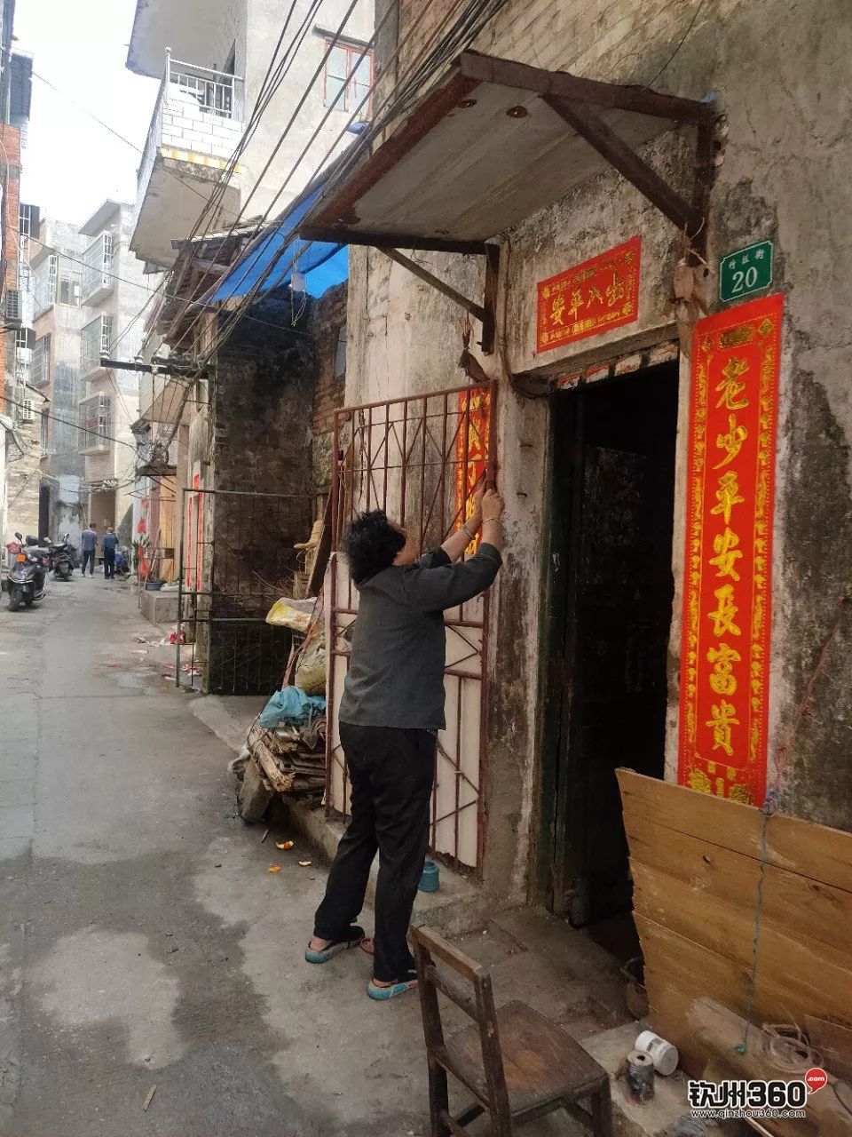 除夕到了看钦州人贴春联拜祖公家家户户汤鸡杀鸭准备年夜饭太热闹了