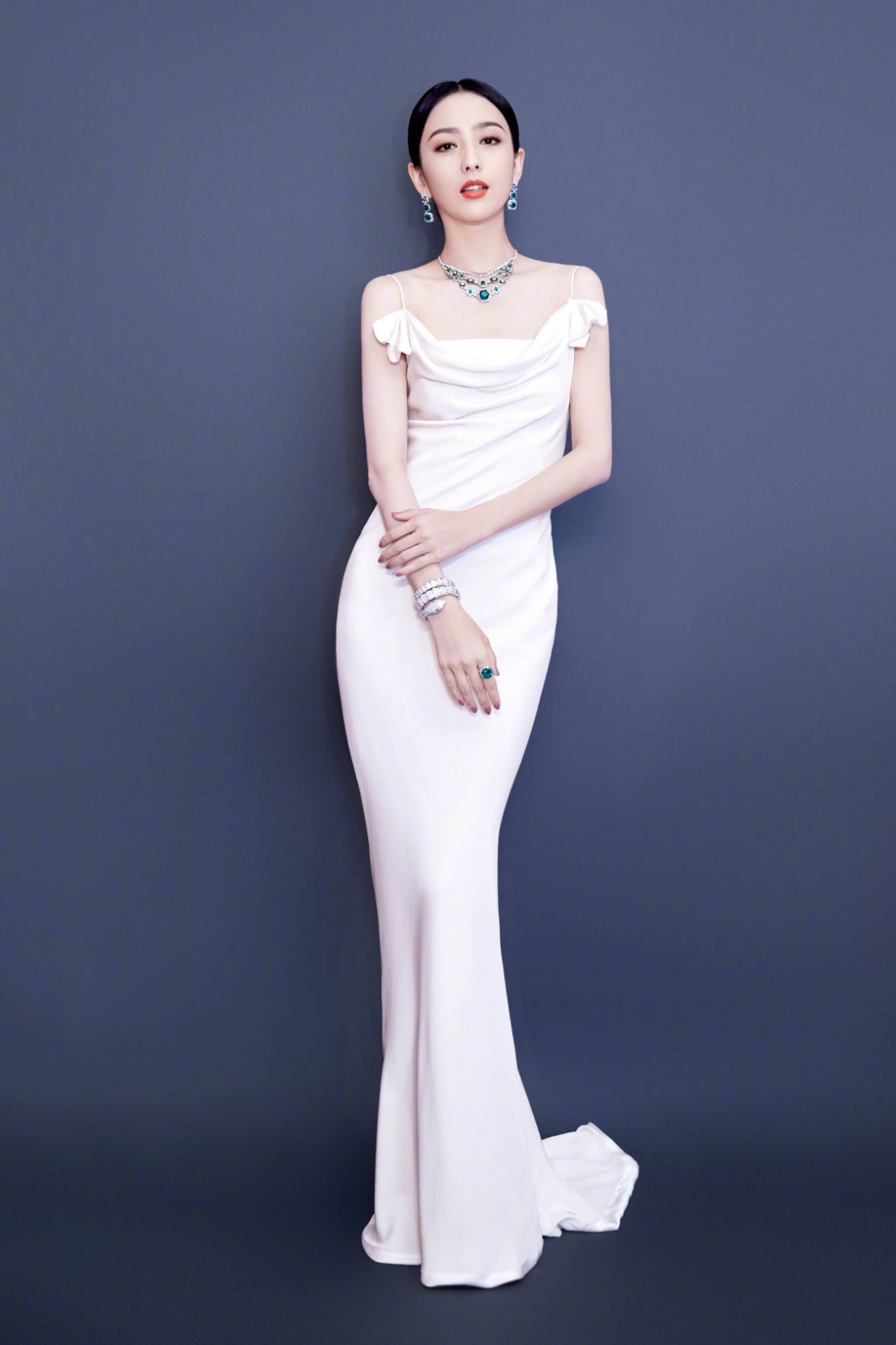 原创佟丽娅太给陈思诚长脸一袭红裙主持央视春晚气质端庄媲美董卿