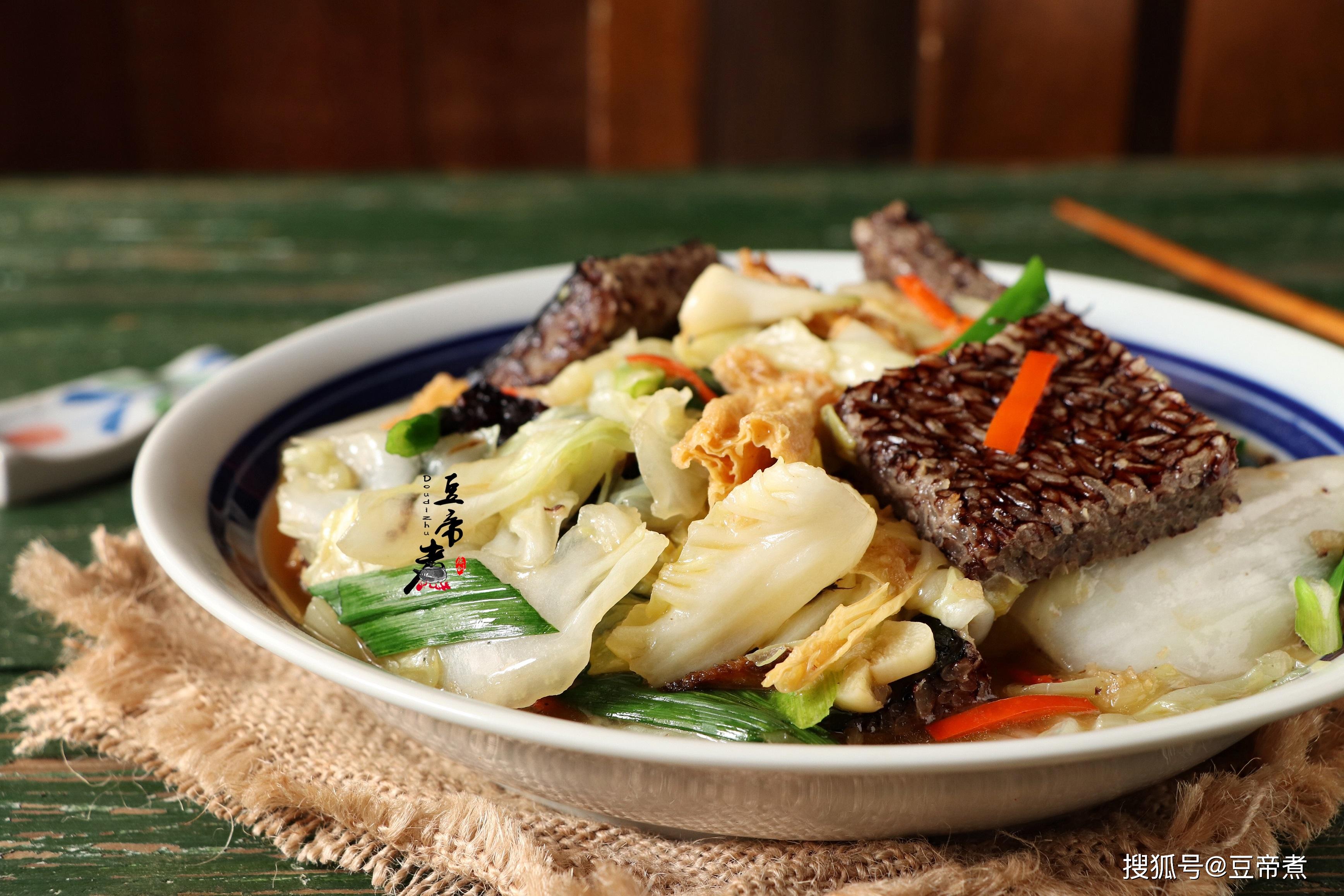 白菜炖猪血糕材料:猪血糕1块,白菜半个,蒜苗1根,红辣椒1个,蒜头3个