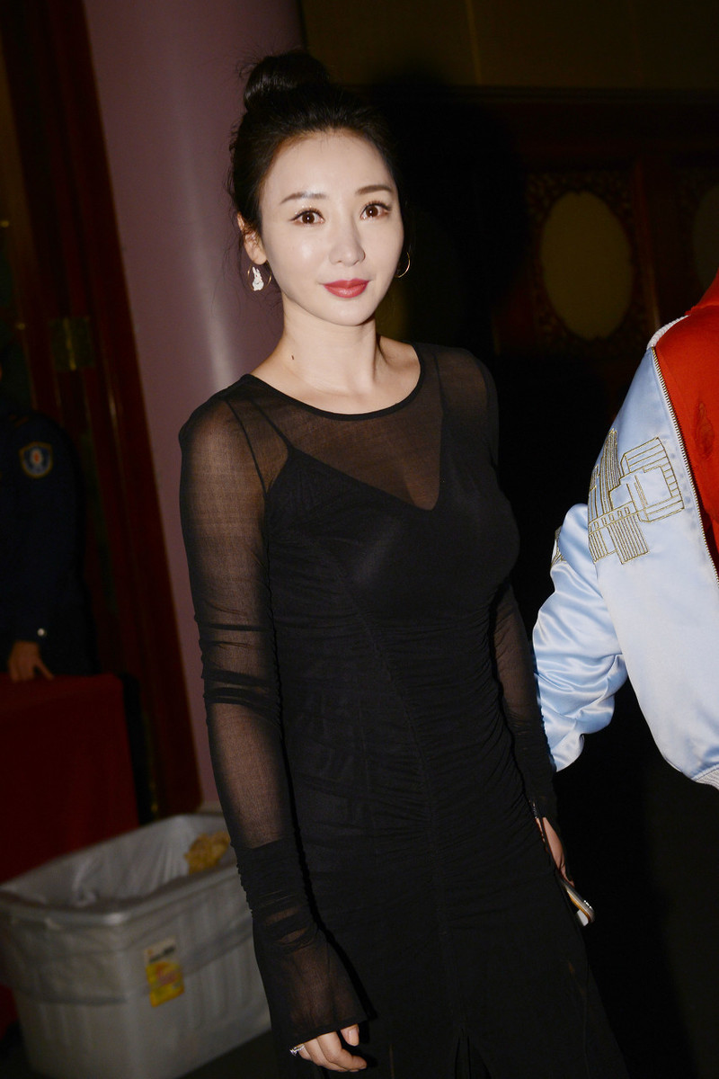 柳岩才是尤物身材一袭黑色吊带连衣裙藏不住凹凸感美到骨子里