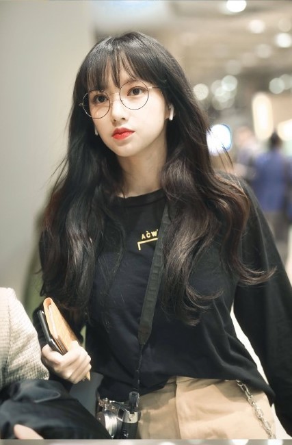 程潇紫色大衣配骑士靴秀长腿,皮肤细腻美得不真实_黑色