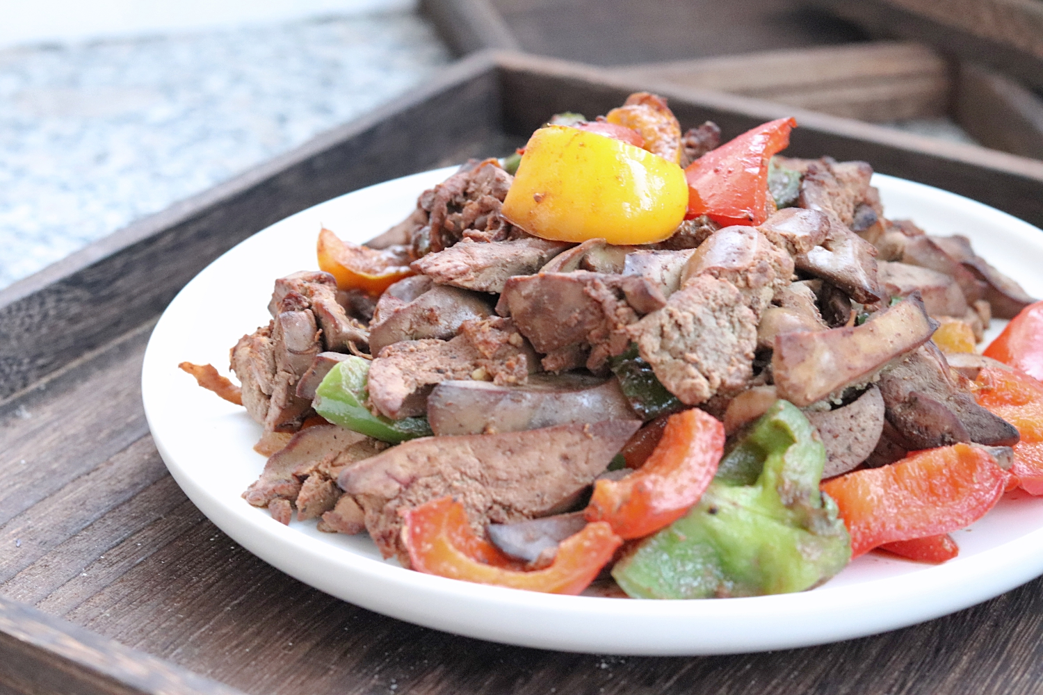 鸡肝一定要选用新鲜的哟,喜辣的小伙伴可以加一点干辣椒爆锅.