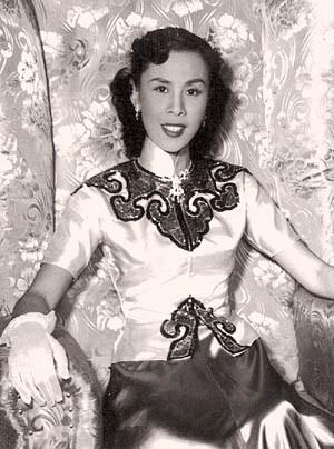 任剑辉是知名的粤剧演员,在粤剧圈内德高望重,她之所以有"戏迷情人"的