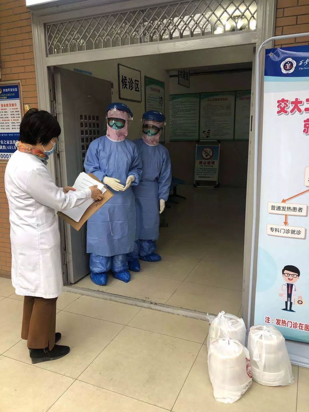 在发热门诊都连续工作超过24小时以上战斗在前线穿着笨重的防护服