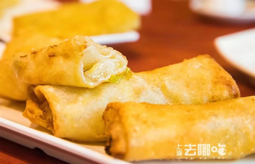 馅,包成一只只小枕头的模样,入锅油炸至金黄色,跟醋上桌,吃得吱溜吱溜