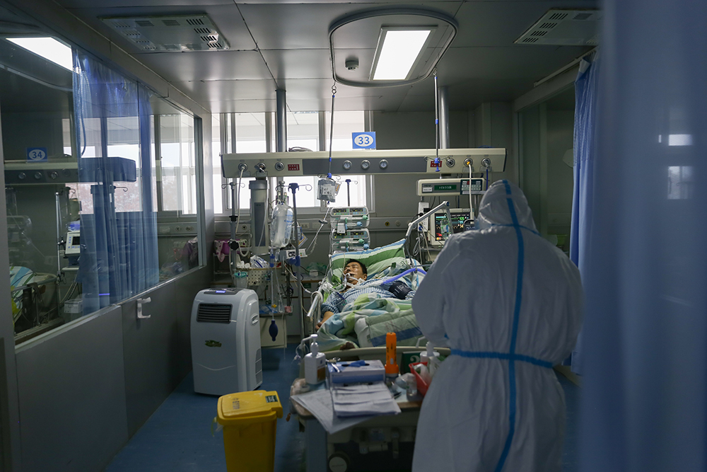 探访武汉重症隔离病房三层防护服加三道门一天不上洗手间