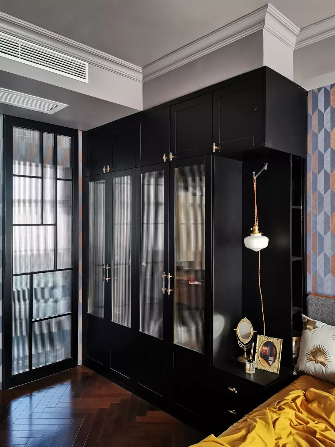 衣柜选择黑色 长虹玻璃