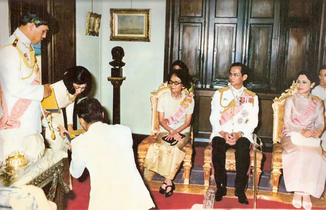 原创43年前泰王娶颂莎瓦丽!王妃娇媚一笑惹人怜,国王却一直心不在焉