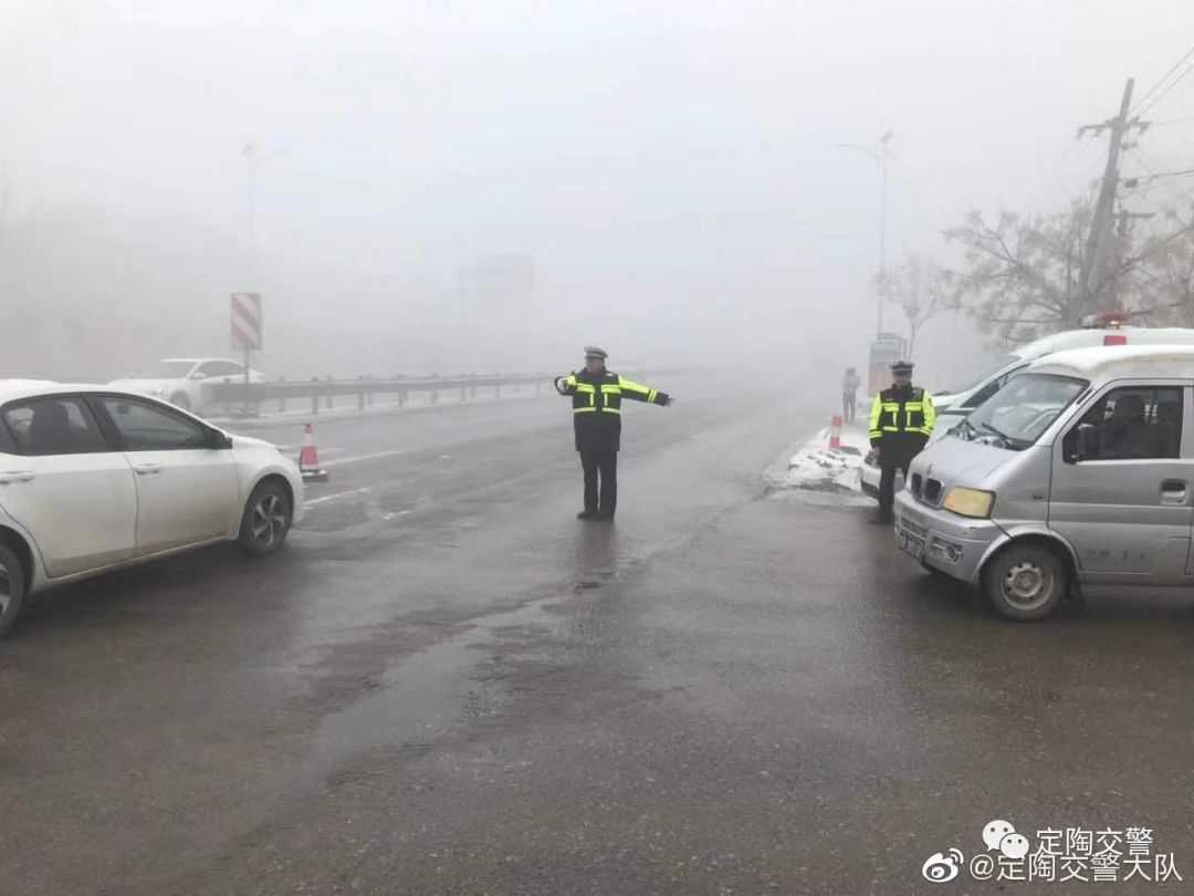 雾霾行车需谨慎,文明开车平安行来源:菏泽微