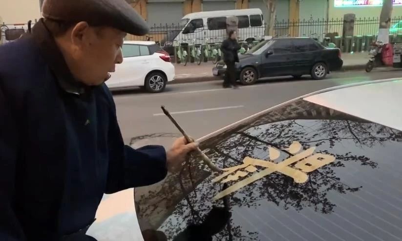 原创大爷车窗后写金字走红网友排队等写字年轻人觉得很新颖