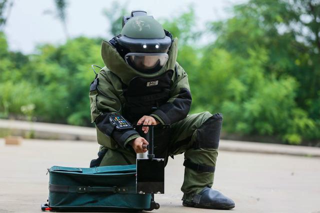 拆弹专家最后的防御手段世界上最危险的服装排爆服