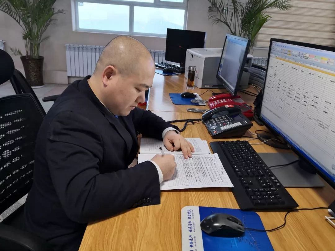 石河子站连接员冯宇昌石河子站连接员武光辉在 2