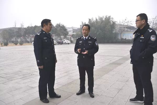 洛阳市司法局党组书记,局长白剑除夕慰问监狱戒毒单位干警