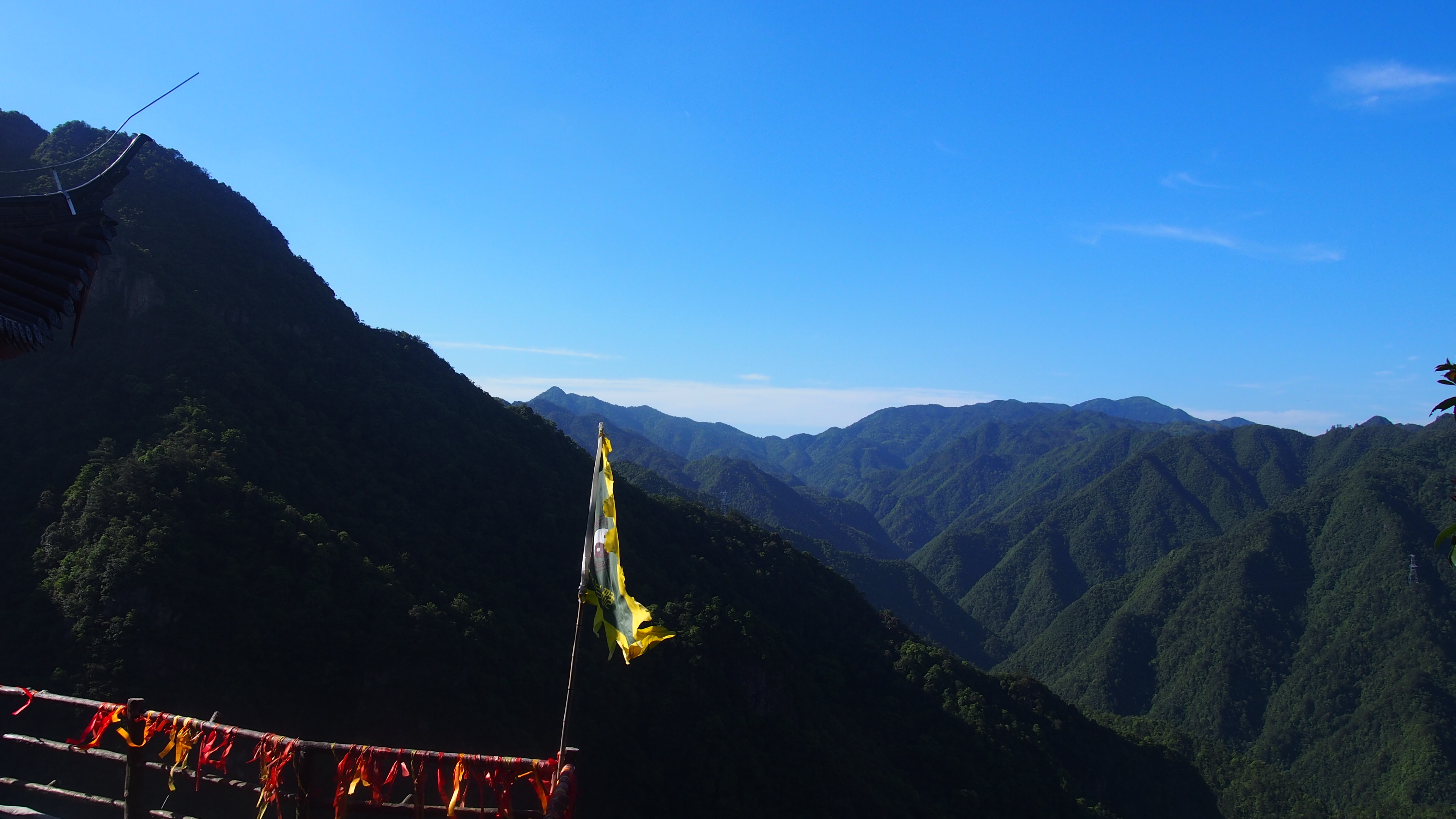 1/ 18 牛頭山景區湖中老牛 吊橋挺刺激的 登山途中景色 途中亭子 視野