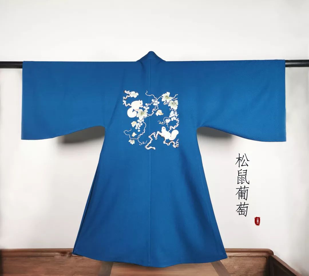 松鼠葡萄方领披袄醉露下裙