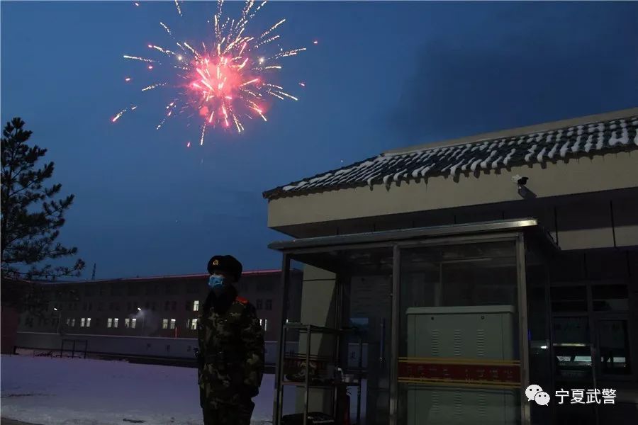 新年第一天,我在哨位向祖国报告!_自卫