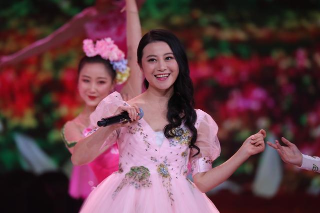 米粒魏伽妮过年的时候,很多人还在坚守在一线上不能回家,比如环卫工人