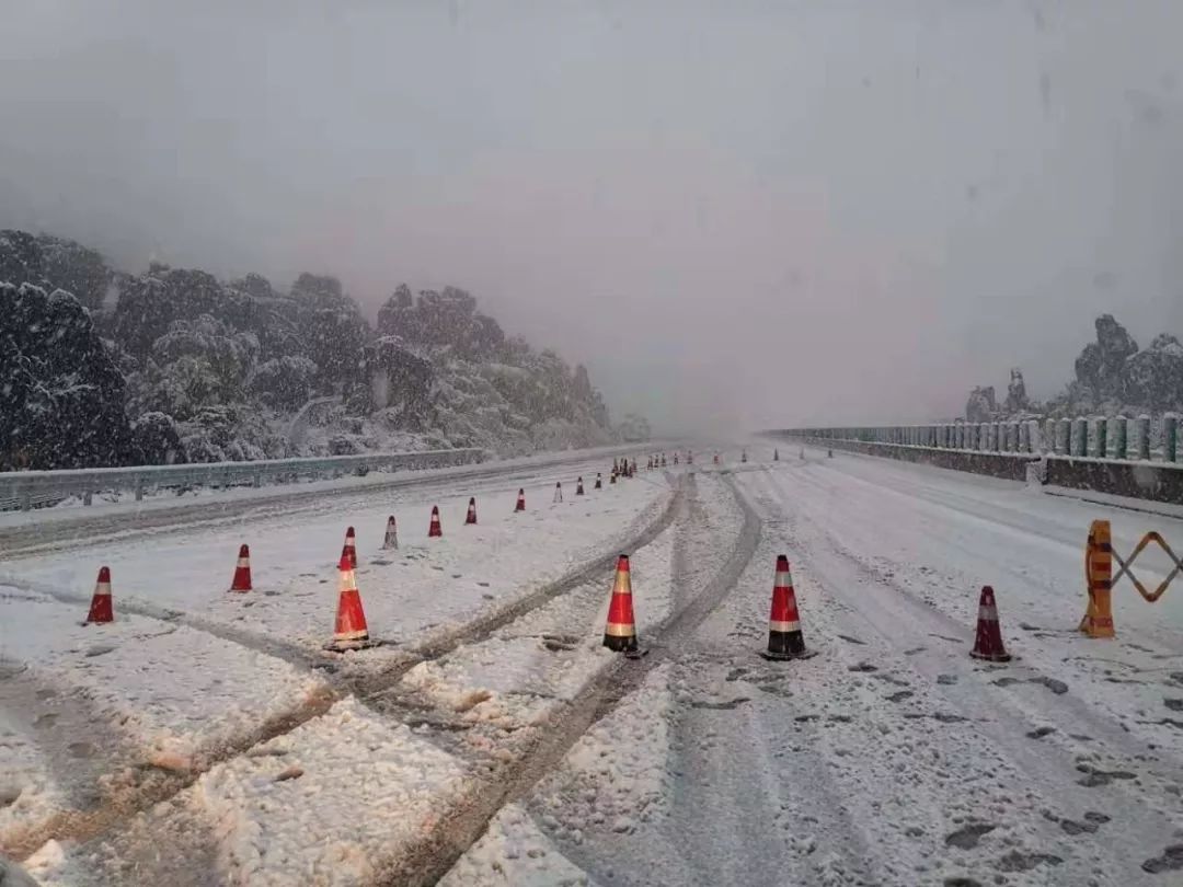 高速大雪封路图片图片
