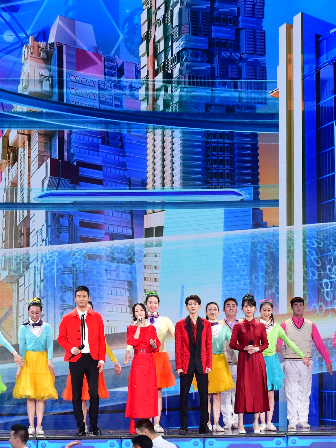 徐子崴三上春晚舞台 与张韶涵王源杨紫共同演绎《再次相约二十年》