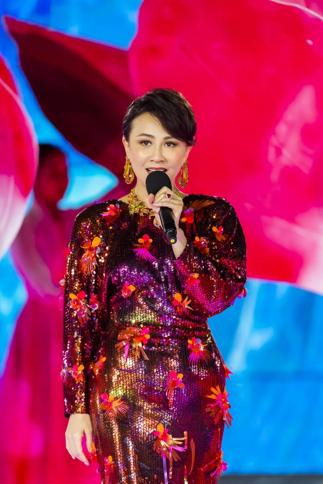 李宇春身着balmain 2020春夏系列亮相央视春晚,与孙楠献上合唱《幸福