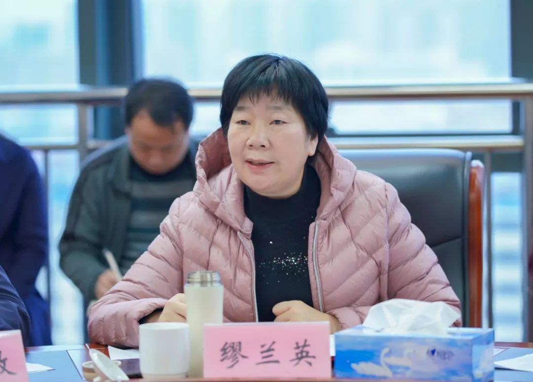 龙南经开区党工委副书记,管委会主任,县委副书记,县长刘勇,以及何敏