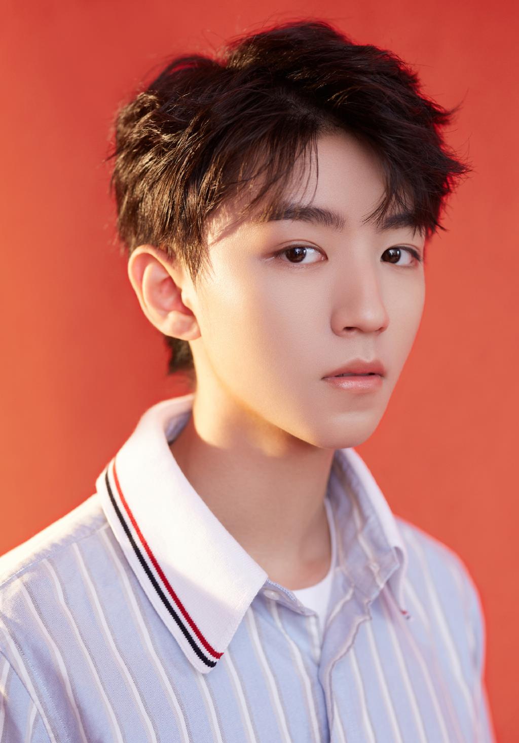 原创王俊凯直播20岁生日大餐,并晒出下厨的人,没想到是这两个男生