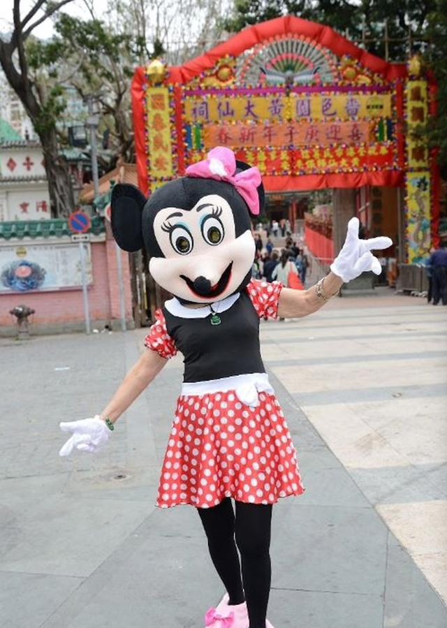 87岁黄夏蕙喜迎鼠年化身米妮上头香逢除夕必扮生肖17年风雨不改