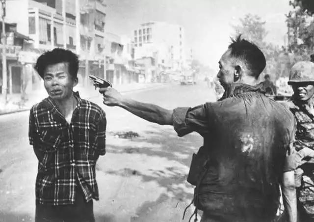 1969年,前越南共和国国家警察首长阮玉鸾,在街头当众枪毙越共游击队