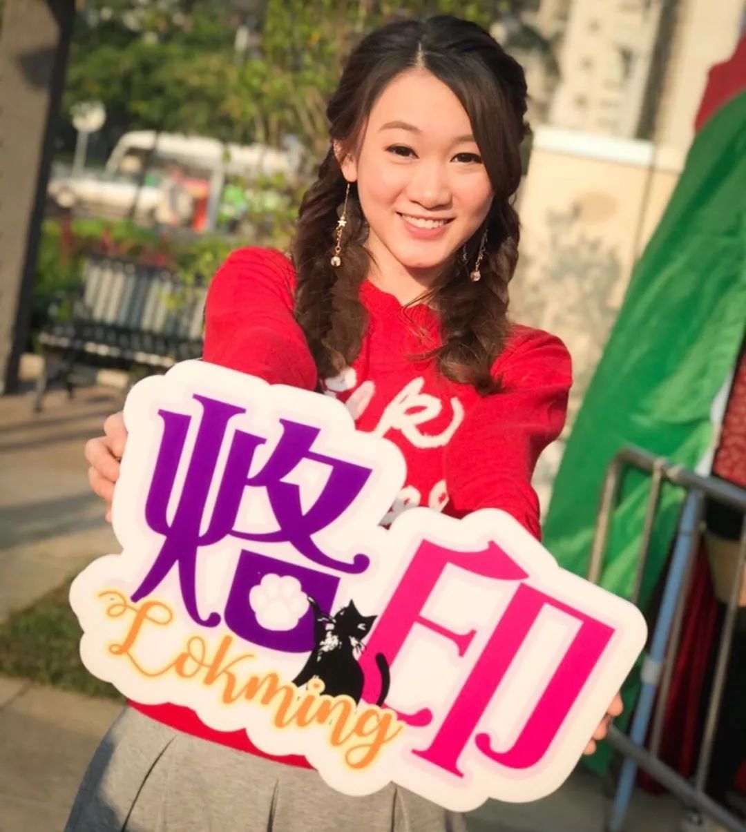 前tvb女歌手10年约满离巢 圈外男友迪士尼补办浪漫求婚_骆胤鸣