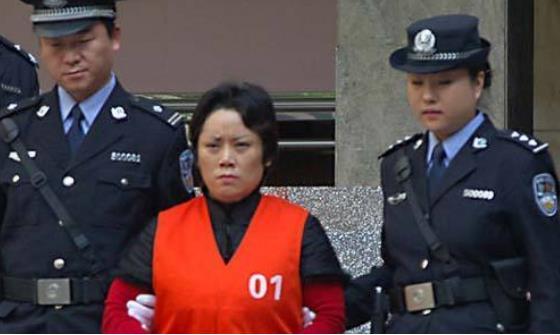 黑社会大姐大包养16个男宠供自己享乐曾暴打卧底警察