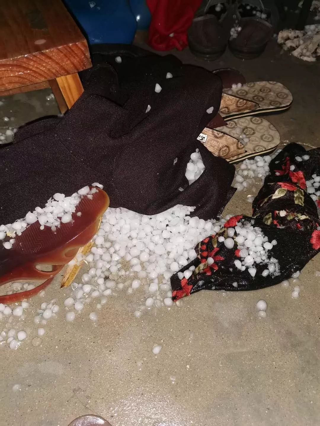 年十三广西玉林下冰雹了密密麻麻砸下来