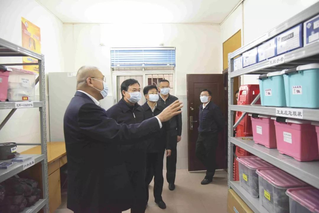 周异决市长到百色市疾控中心调研检查疫情防控工作