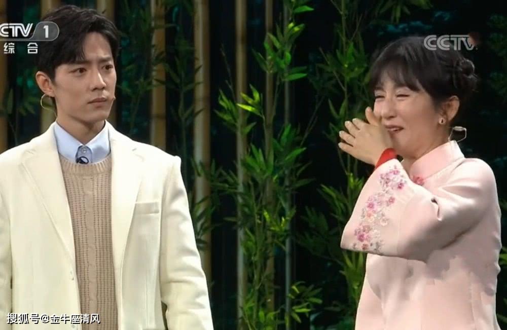 肖战春晚和谢娜"演情侣"!抱着谢娜转圈惹吃醋,cp感被调侃:有点尬_小品