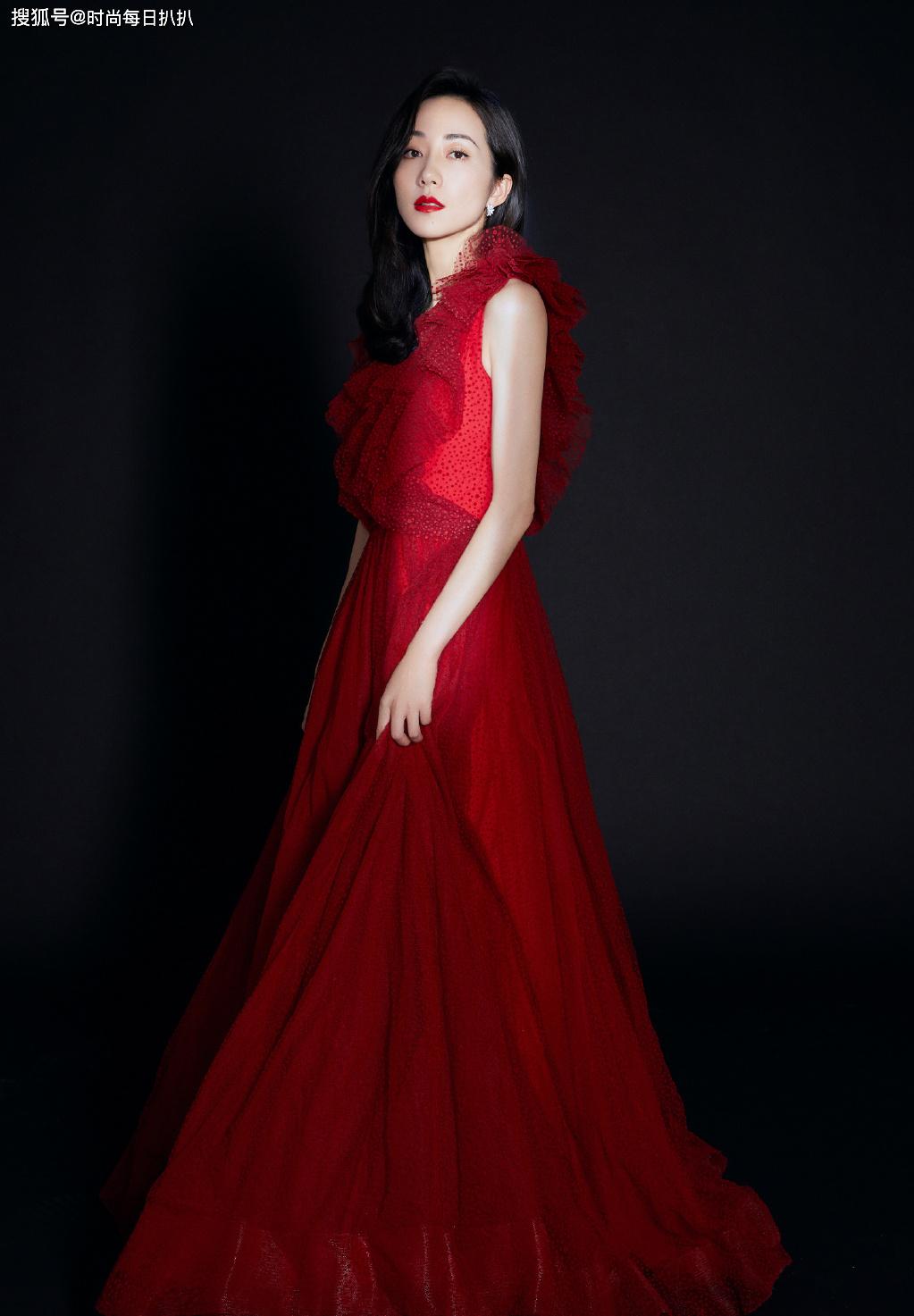 2020年韩雪春晚太惊艳了红色仙女裙不但美得很高调还很喜庆哦