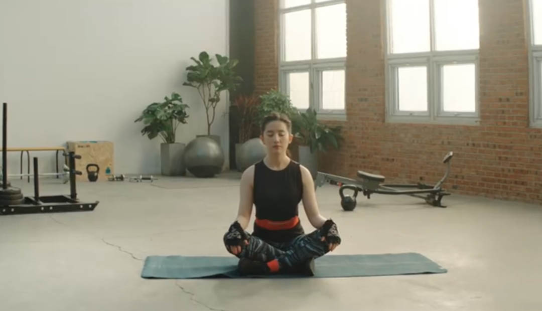 原创刘亦菲素颜健身,激烈高抬腿后安静打坐,一静一动美不胜收