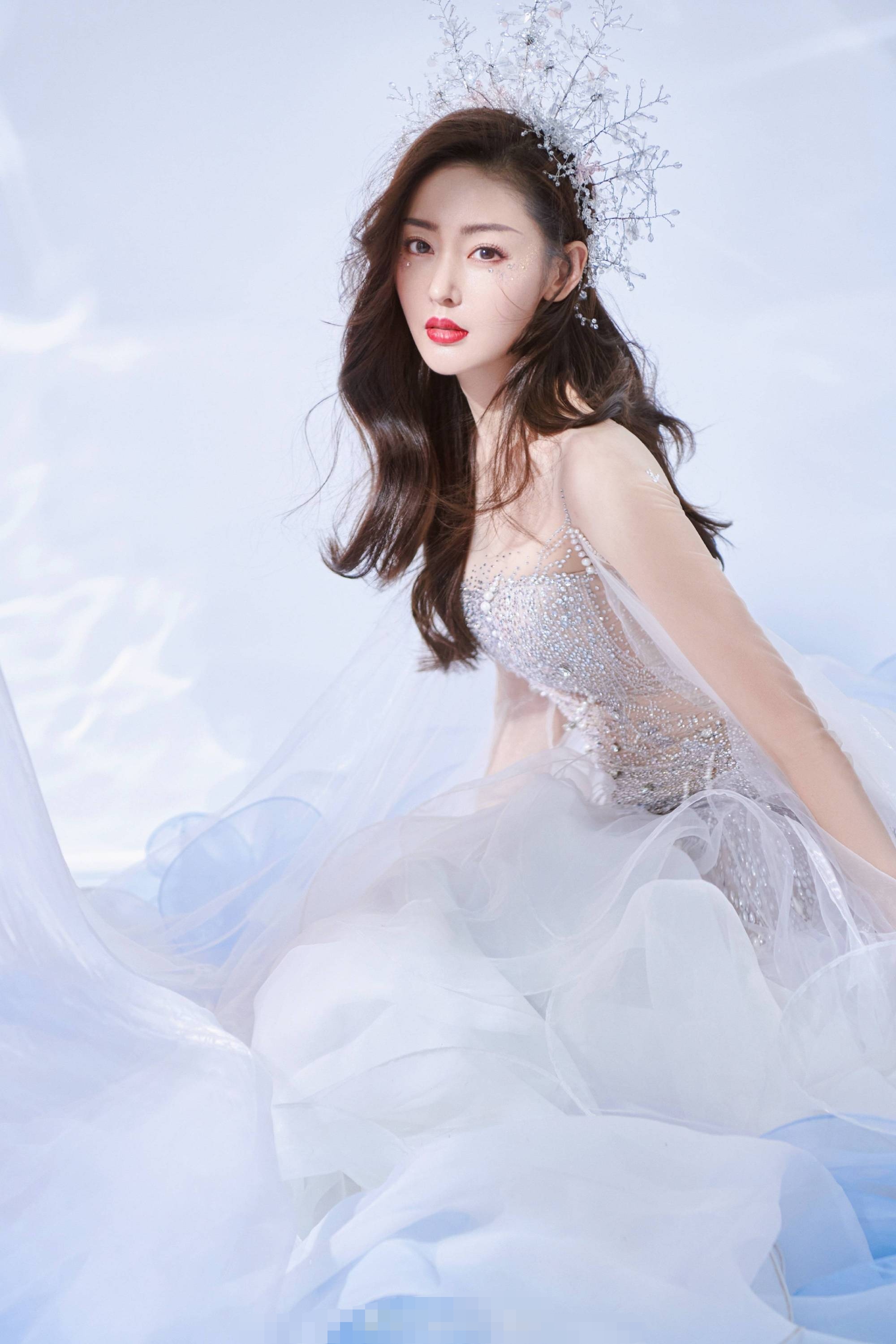 原创31岁张天爱穿白纱礼服登春晚仙气飘飘宛如仙女下凡