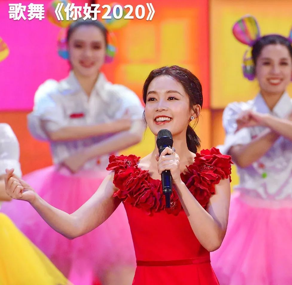 李宇春身着balmain 2020春夏系列亮相央视春晚,与孙楠献上合唱