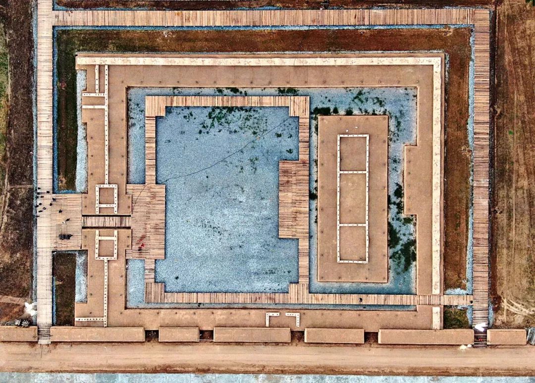 无人机拍摄的二里头考古遗址公园内的2号宫殿基址.新华社发